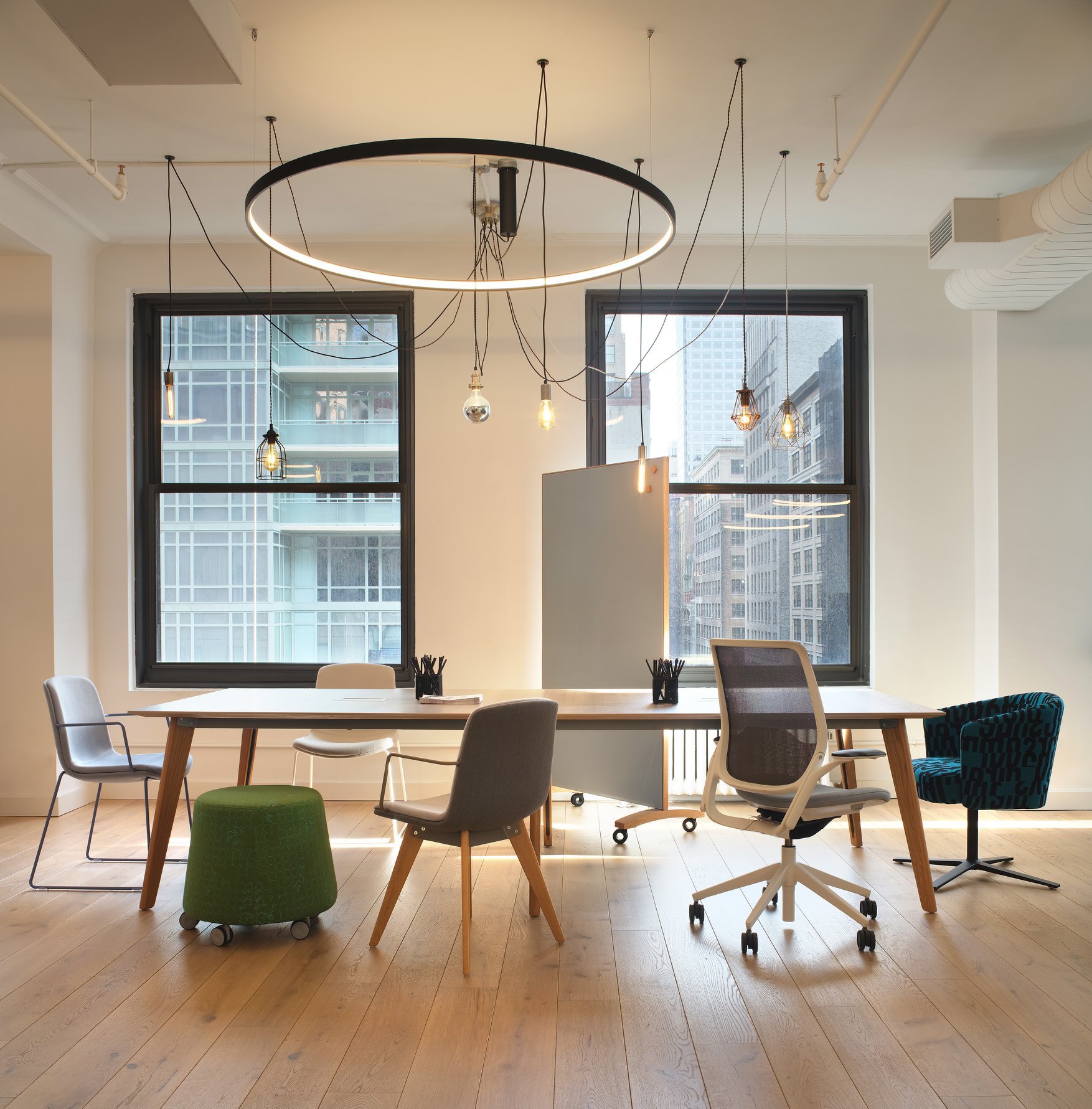 Highclass office furniture and note when designing feng shui