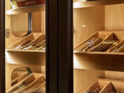 Cách bảo quản tủ cigar trong phòng làm việc chủ tịch