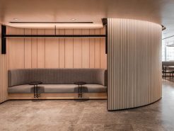 Thiết kế thi công văn phòng hạng sang với tường lam gỗ